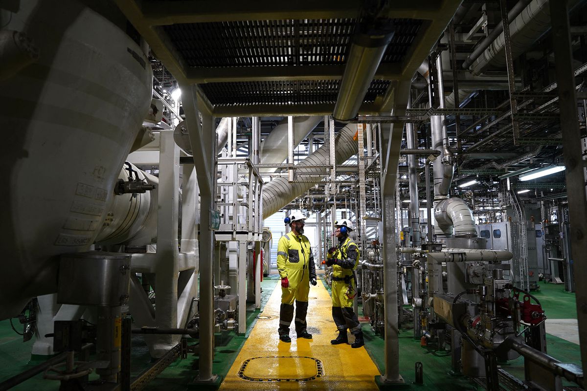 An Equinor employee talks to a reporter on a rig used to produce oil from the Johan Sverdrup oil field some 140 kilometres west from the town of Stavanger, Norway, on December 3, 2019. - Norway's King Harald will formally inaugurate the field in January 2020, but production began back in early October 2019 and 350,000 barrels are already being pumped up per day. Fifty years after the Scandinavian country first struck black gold, the field holds the promise of another half-century of oil business, despite growing opposition to fossil fuels. (Photo by Tom LITTLE / AFP)