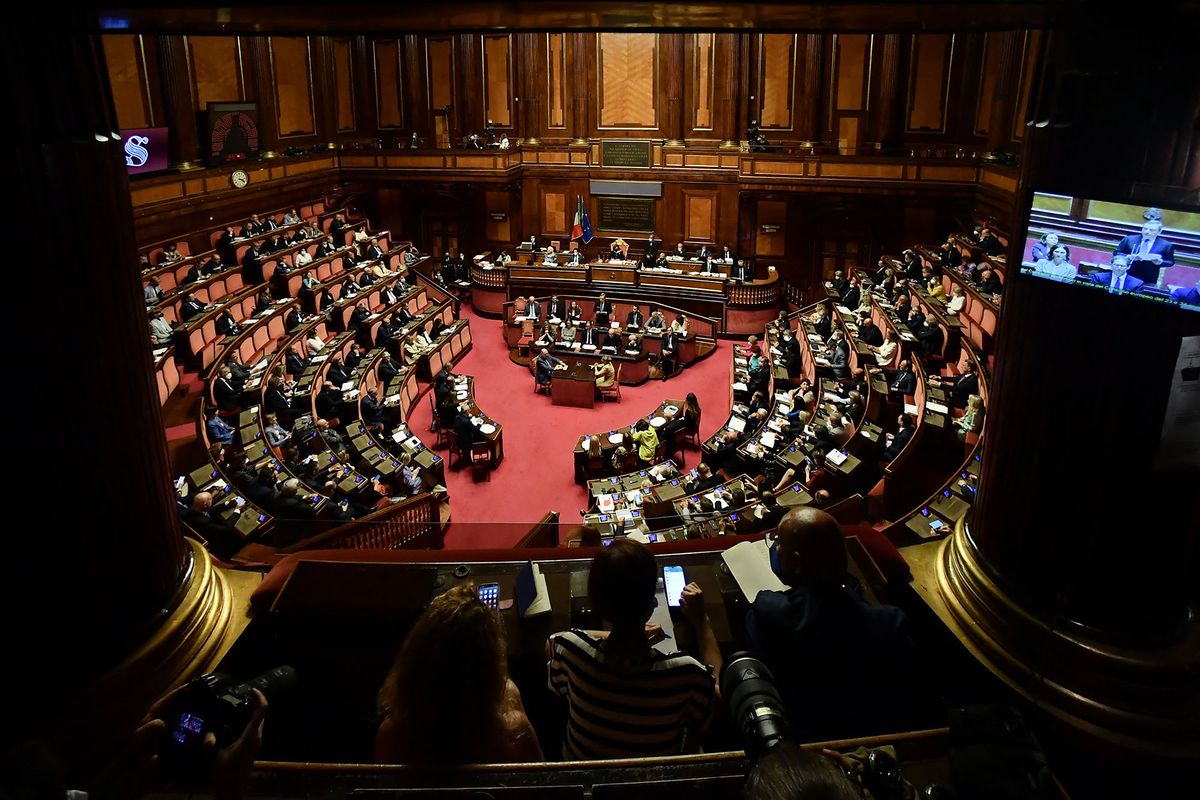 A general view shows Italian lawmakers listen to Italy's Prime Minister, Mario Draghi (C), standing by members of his government, addressing the Italian Senate in Rome on June 21, 2022 ahead of a June 23-24 European Union summit expected to formalise the candidacies of both Ukraine and neighbouring Moldova. (Photo by Filippo MONTEFORTE / AFP)
