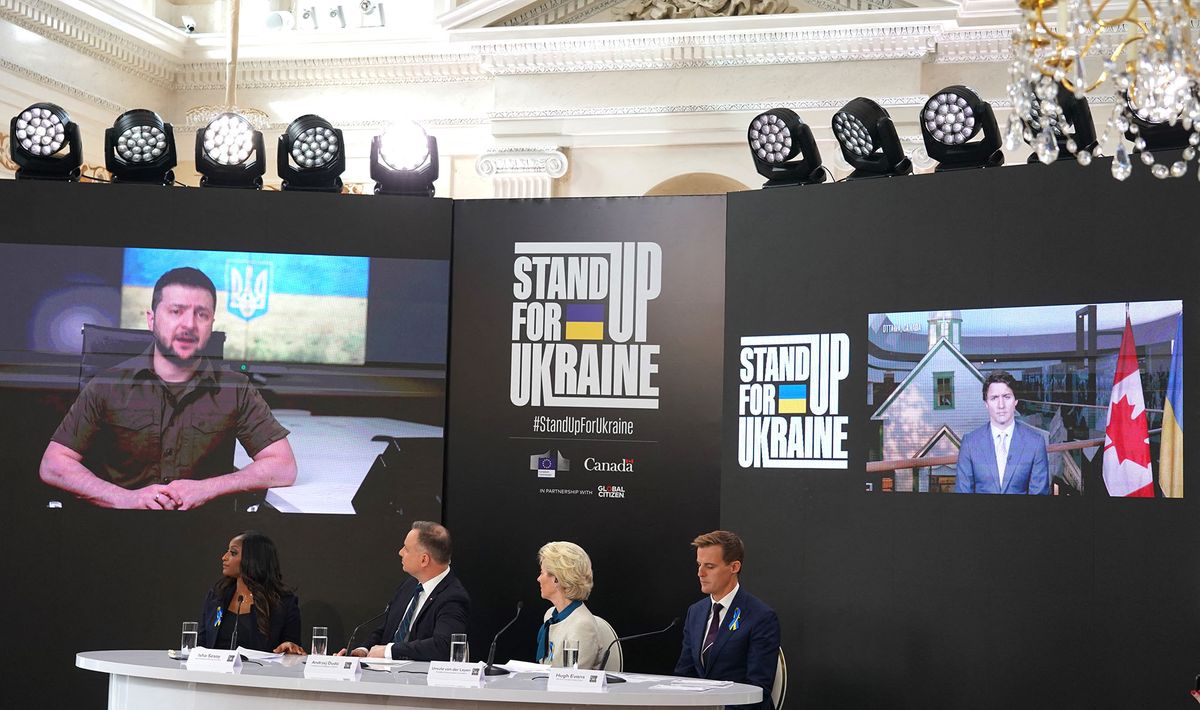 (L-R) Presenter British journalist Isha Sesay, Polish President Andrzej Duda, Ursula von der Leyen, President of the European Commission and CEO of Global Citizen Hugh Evans attend the event "Stand up for Ukraine" joined by Ukrainian President Volodymyr Zelensky (L) and Canadian President Justin Trudeau (R) via video link in Warsaw, Poland on April 9, 2022. (Photo by JANEK SKARZYNSKI / AFP)