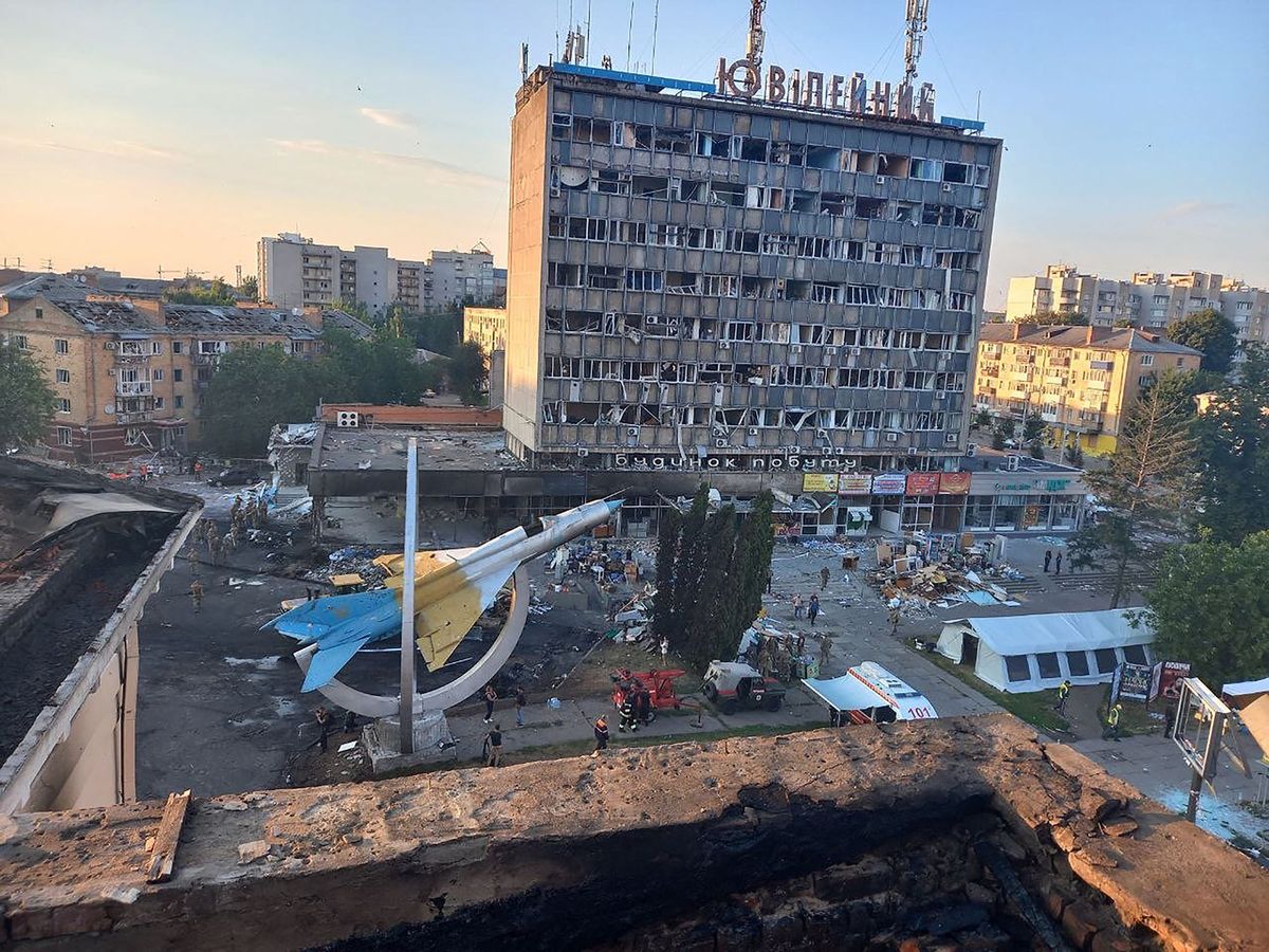 This handout picture taken and released by Ukraine Emergency Service on July 14, 2022 shows a view of a building damaged following a Russian airstrike in the city of Vinnytsia, west-central Ukraine, killing at least 20 people including three children. (Photo by Ukraine Emergency Service / AFP)