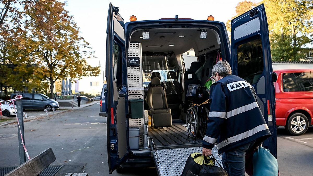 28 October 2021, Berlin: Cold bus driver Matthias Spreemann loads the cold bus with sleeping bags and prepares the vehicle for use. In the cold season, people have to be rescued from freezing to death on Germany's roads time and again. Photo: Britta Pedersen/dpa-Zentralbild/dpa (Photo by BRITTA PEDERSEN / dpa-Zentralbild / dpa Picture-Alliance via AFP)