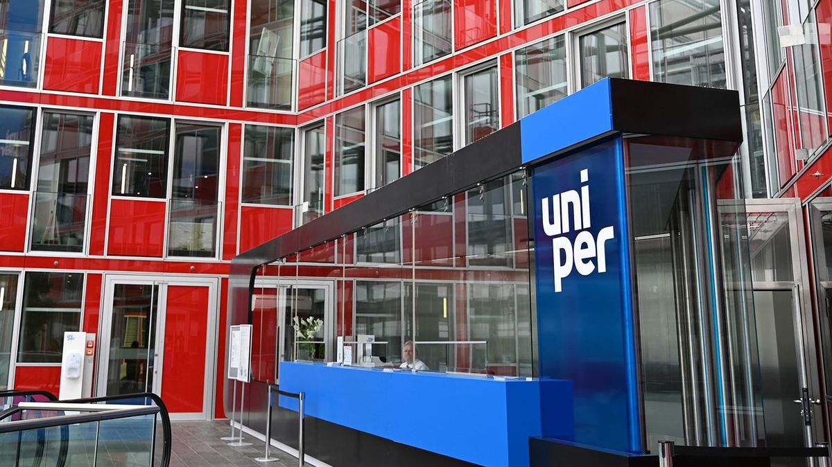 The logo of energy supplier Uniper is pictured in the entrance hall before a press conference about the government's rescue plan at the company's headquarters in Duesseldorf, western Germany on July 8, 2022. - The German cabinet on July 5, 2022 had approved plans to quickly prop up struggling energy companies, such as Uniper, as the soaring price of gas puts the sector under pressure. (Photo by Ina FASSBENDER / AFP)