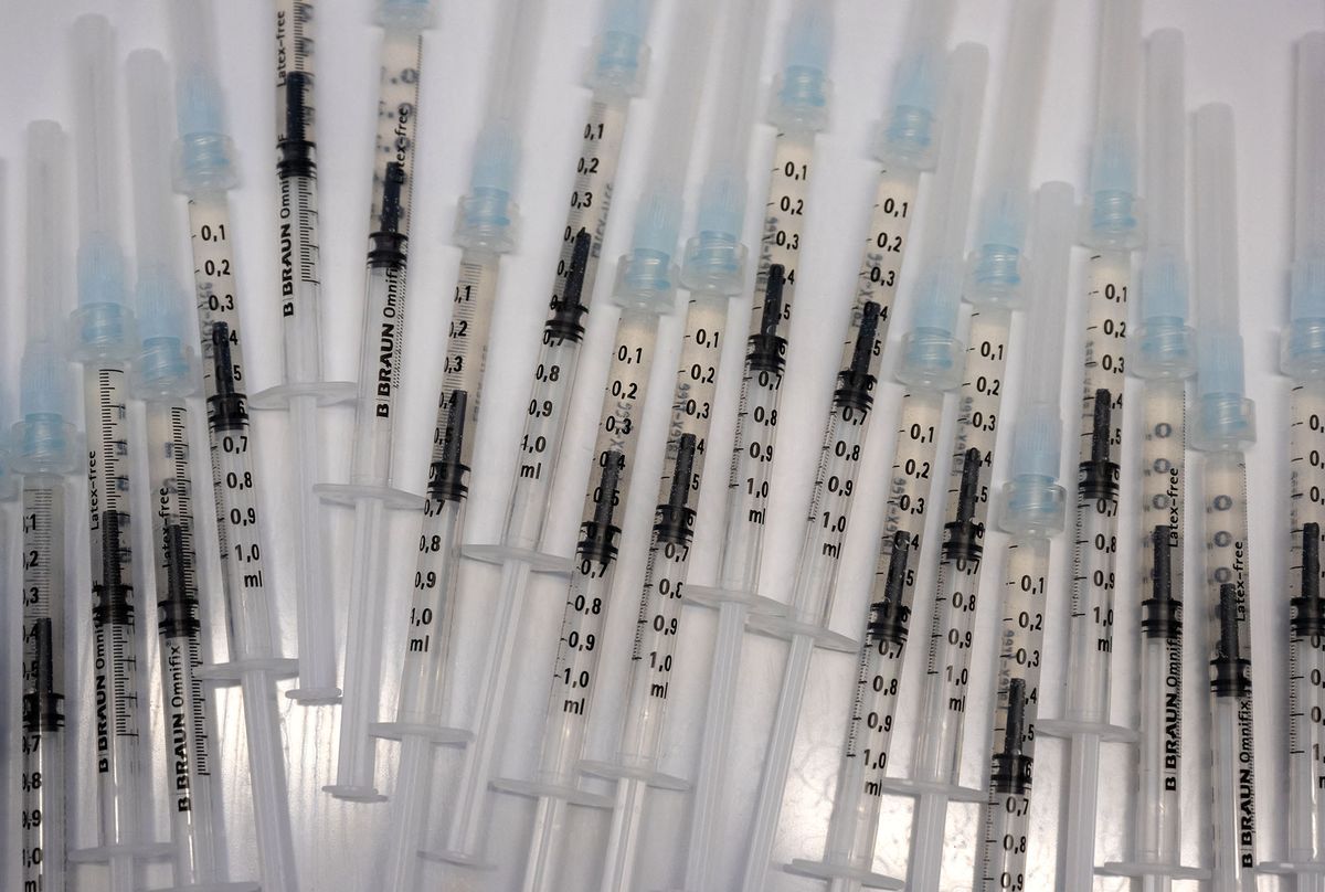 14 July 2022, Bavaria, Munich: Prepared syringes with Bavarian Nordic's vaccine (Imvanex / Jynneos) against monkeypox lie on a table at Klinikum rechts der Isar. Photo: Sven Hoppe/dpa (Photo by SVEN HOPPE / DPA / dpa Picture-Alliance via AFP)