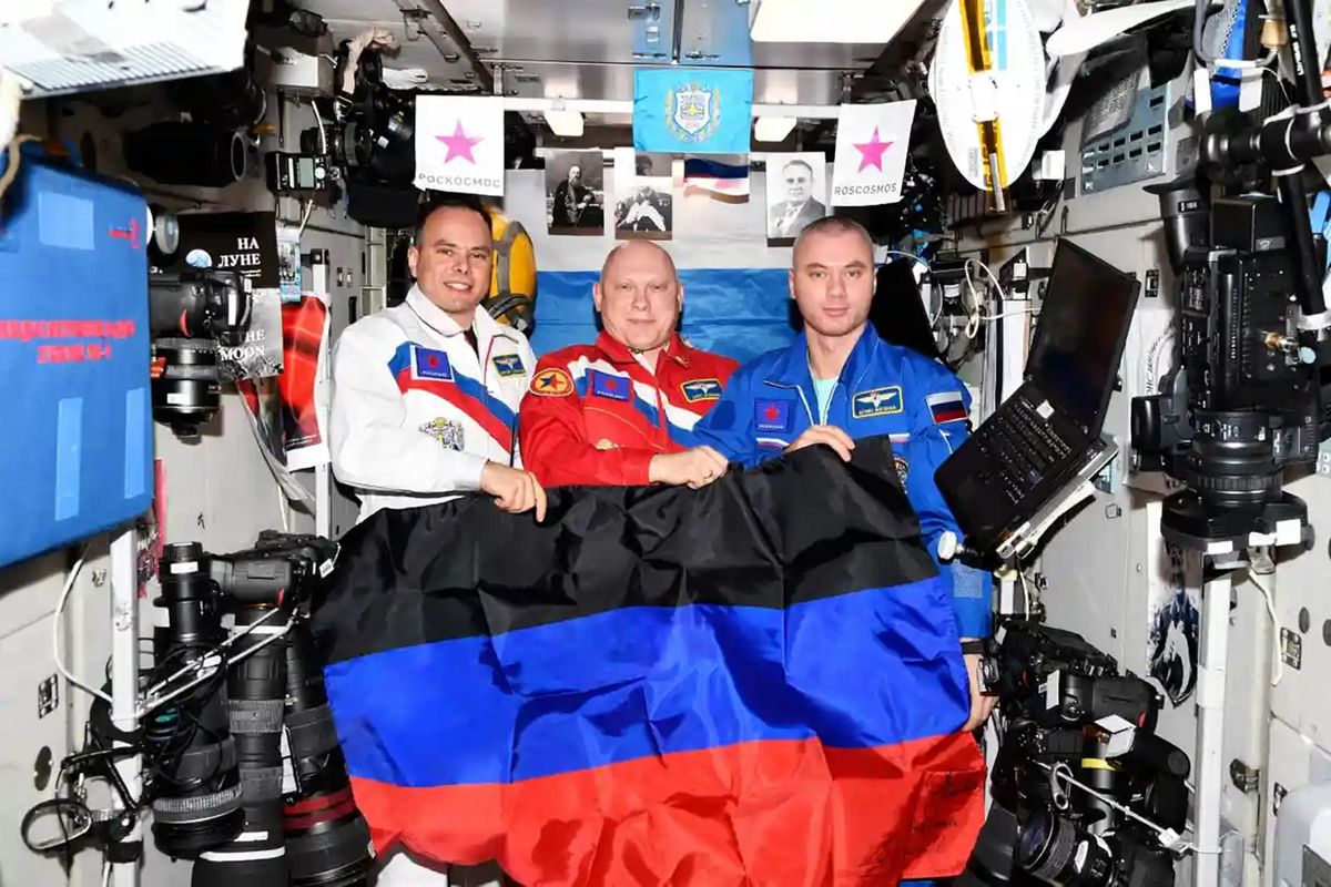 orosz űrhajósok asztronauták ISS Nemzetközi Űrállomás Luhanszk zászló