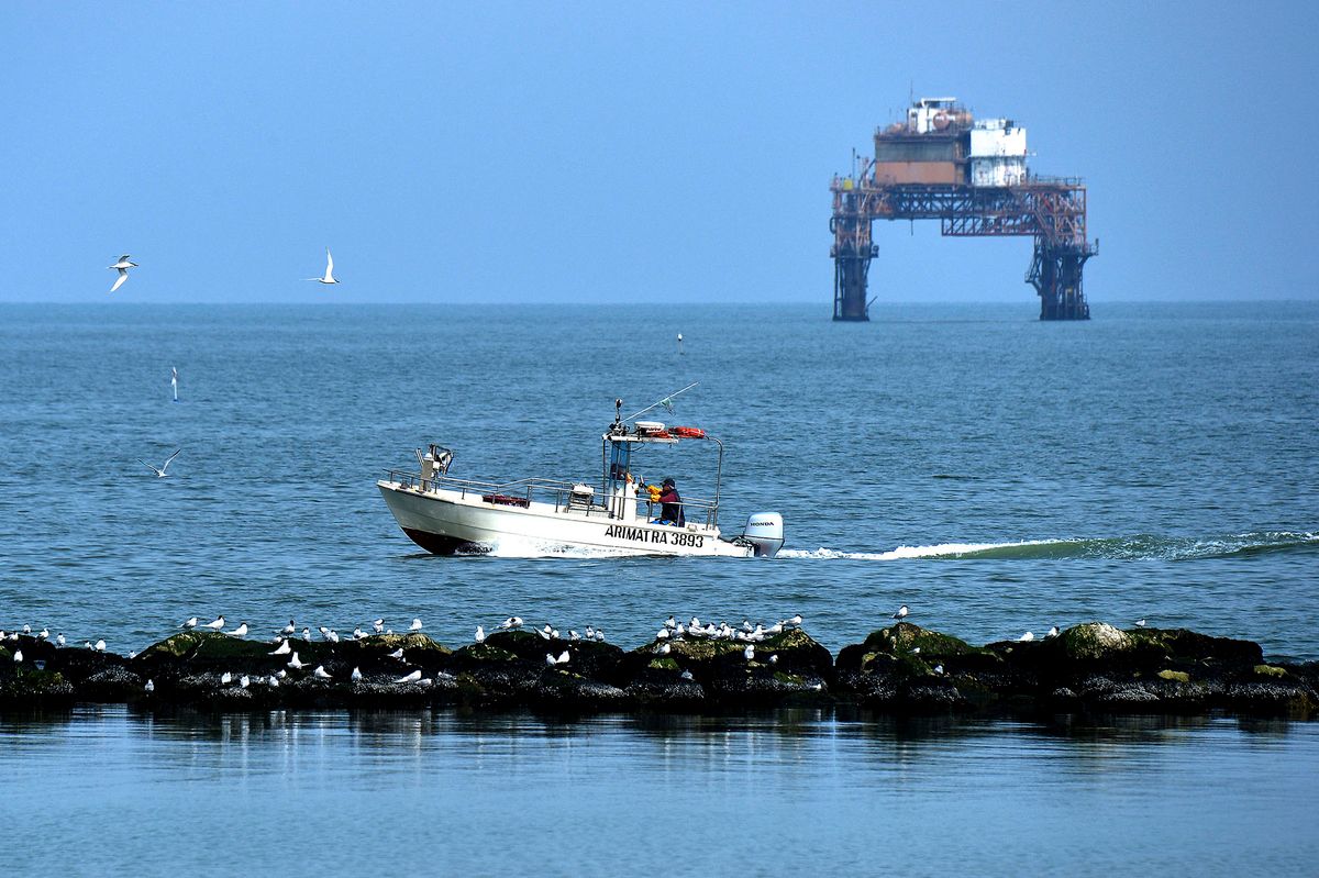 TO GO WITH AFP STORY BY ELLA IDEItaly's ENI gas platform Angela in the Adriatic sea is seen off Lido di Dante near Ravenna on April 5, 2016. - An offshore platform a stone's throw from Dante's beach on Italy's Adriatic coast has become the focus of a politically charged national referendum on the country's oil and gas drilling concessions. (Photo by ALBERTO PIZZOLI / AFP)