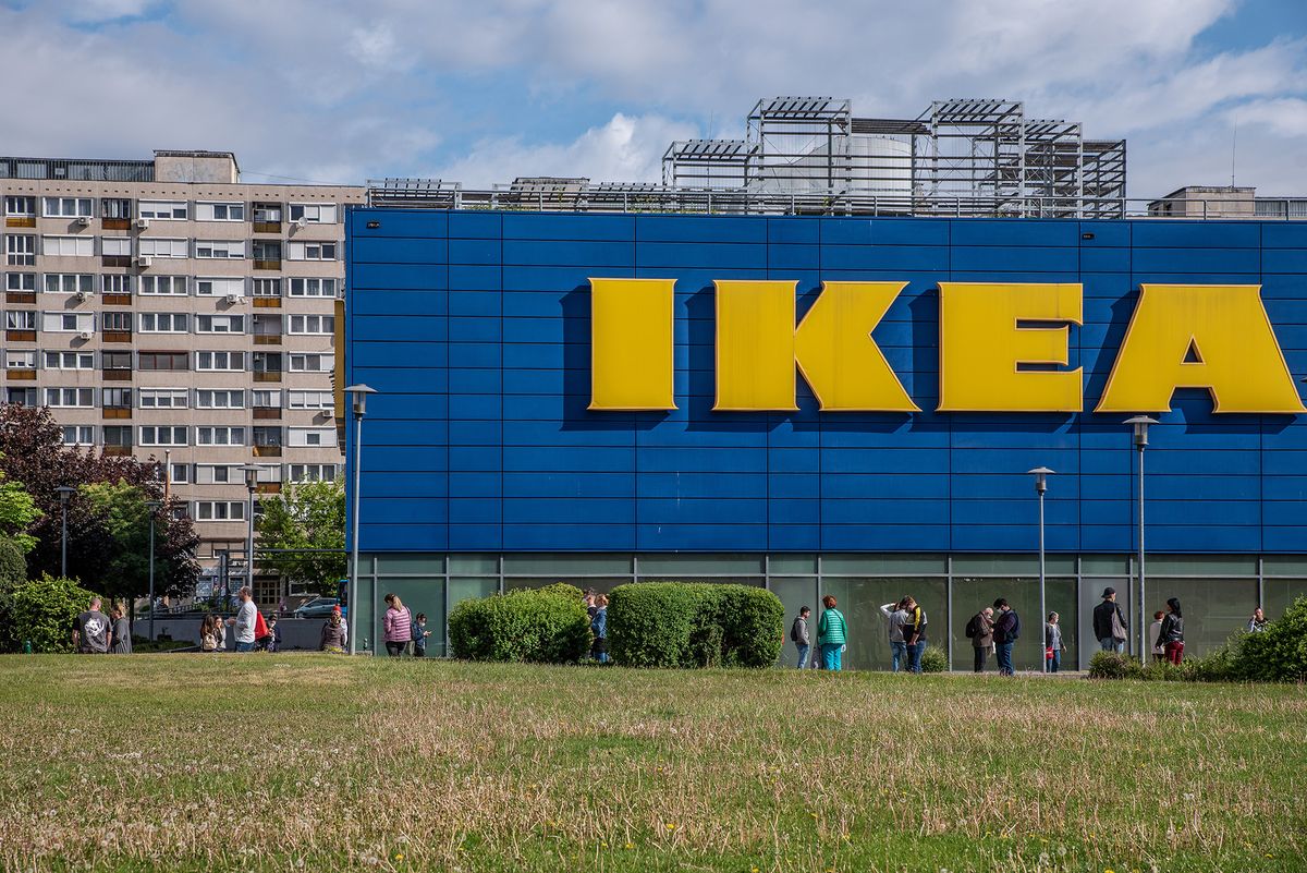 20200505. BudapestÚjra kinyitott az Ikea. Az Őrs vezér téri üzlet előtt hosszú sorban, de a távolságot betartva vártak a vásárlók a nyitás pillanatára. Fotó: Sulyok László (SL)Ripost.