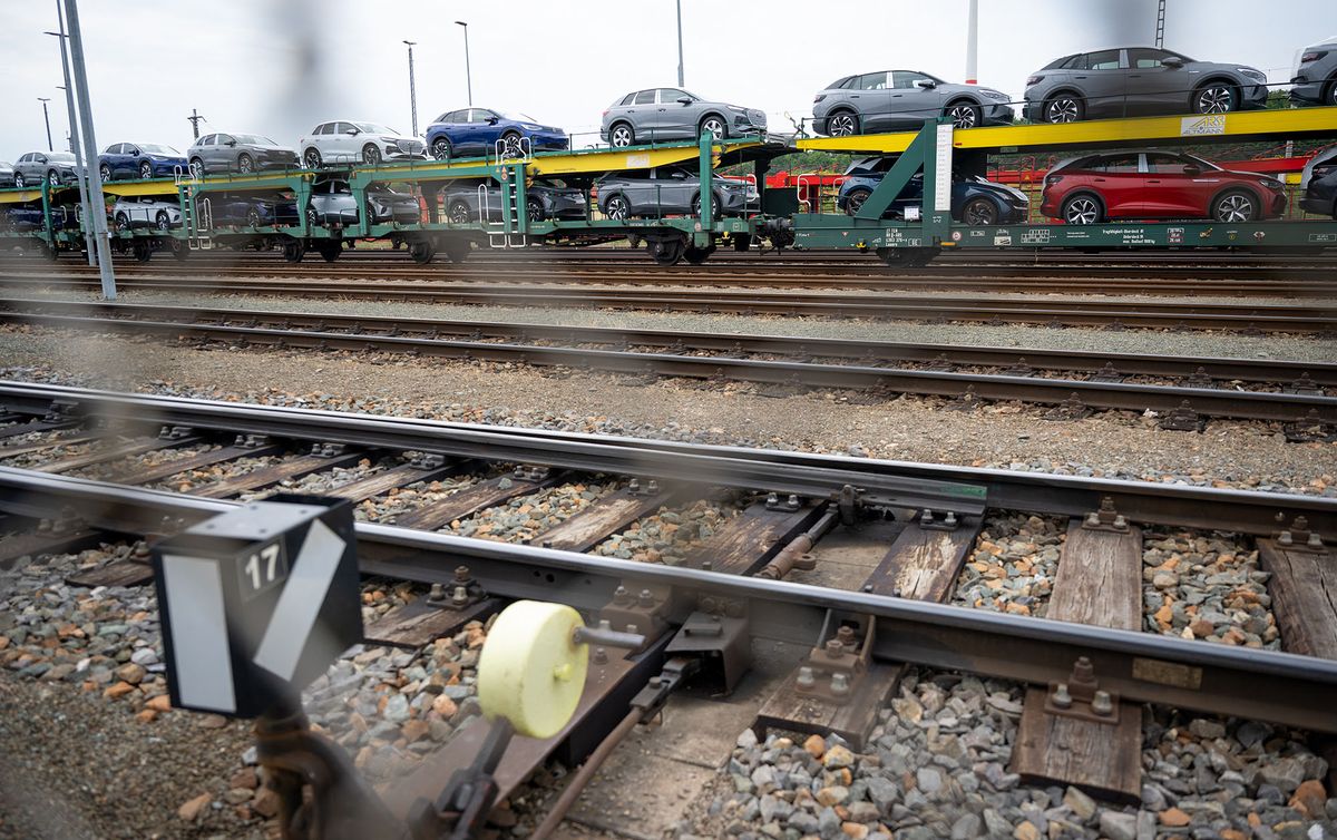 14 July 2022, Saxony, Zwickau: A freight train with new electric vehicles from the Volkswagen Sachsen plant in Zwickau stands next to the factory premises. The VW plant in Zwickau now exclusively produces electric vehicles from the Group. Photo: Hendrik Schmidt/dpa (Photo by HENDRIK SCHMIDT / DPA / dpa Picture-Alliance via AFP)