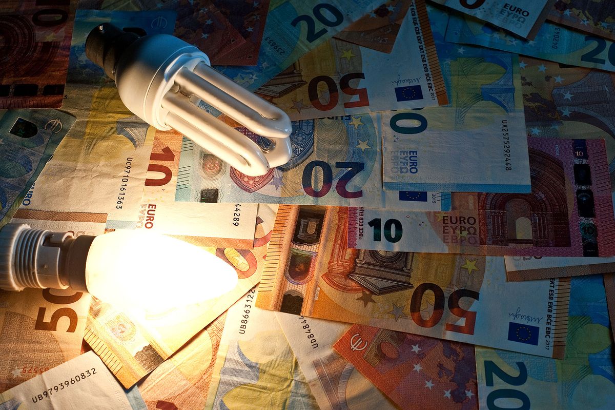 eurózóna infláció GDP izzók izzó égők égő villanykörte energia Electric bulbs + euro bank notes 1357260578