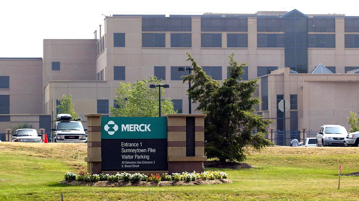 US-MERCK ACCOUNTING ERROR-FACILITY EXTERIOR, (FILES) This 08  July, 2002 file photo shows a view of the Merck Pharmaceutical Company in Lansdale, Pennsylvania. Merck and Co. said 30 September, 2004 that it was voluntarily withdrawing its arthritis and pain medication Vioxx effective immediately after a study revealed an increased relative risk for cardiovascular problems. Vioxx has been marketed in more than 80 countries and produced sales of 2.5 billion USD in 2003. The company also said it is notifying health care practitioners in the United States and other countries where Vioxx is marketed, while advising people taking the medication "to discuss discontinuing use of Vioxx and possible alternative treatments." Merck shares tumbled 8.39 USD, or 19 percent, in pre-opening trade, to 36.68 USD.    AFP PHOTO/FILES/Tom MIHALEK (Photo by TOM MIHALEK / AFP)