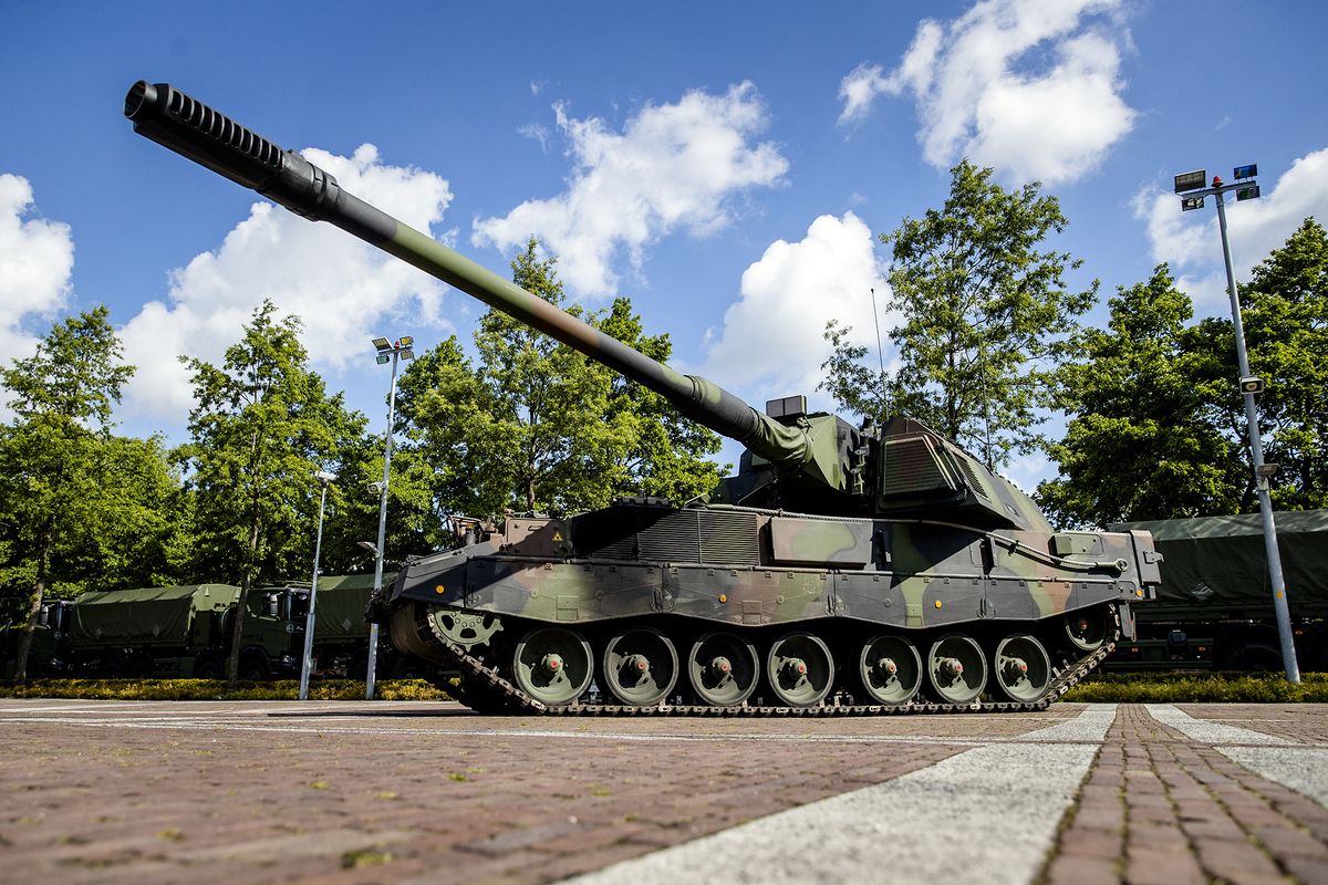 2022-06-01 10:15:32 ROTTERDAM - An armored howitzer during the presentation of the Defense Memorandum 2022 at the Ghent barracks in Rotterdam. ANP SEM VAN DER WAL netherlands out - belgium out (Photo by Sem van der Wal / ANP MAG / ANP via AFP)