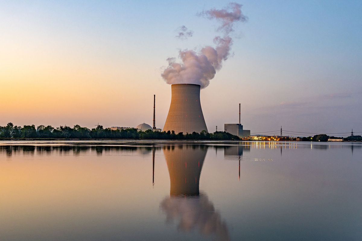 21 July 2022, Bavaria, Essenbach: Steam rises from the cooling tower of the nuclear power plant (NPP) Isar 2. (to dpa "We lease your nuclear power plants - Poland puts pressure on German debate") Photo: Armin Weigel/dpa (Photo by ARMIN WEIGEL / DPA / dpa Picture-Alliance via AFP)