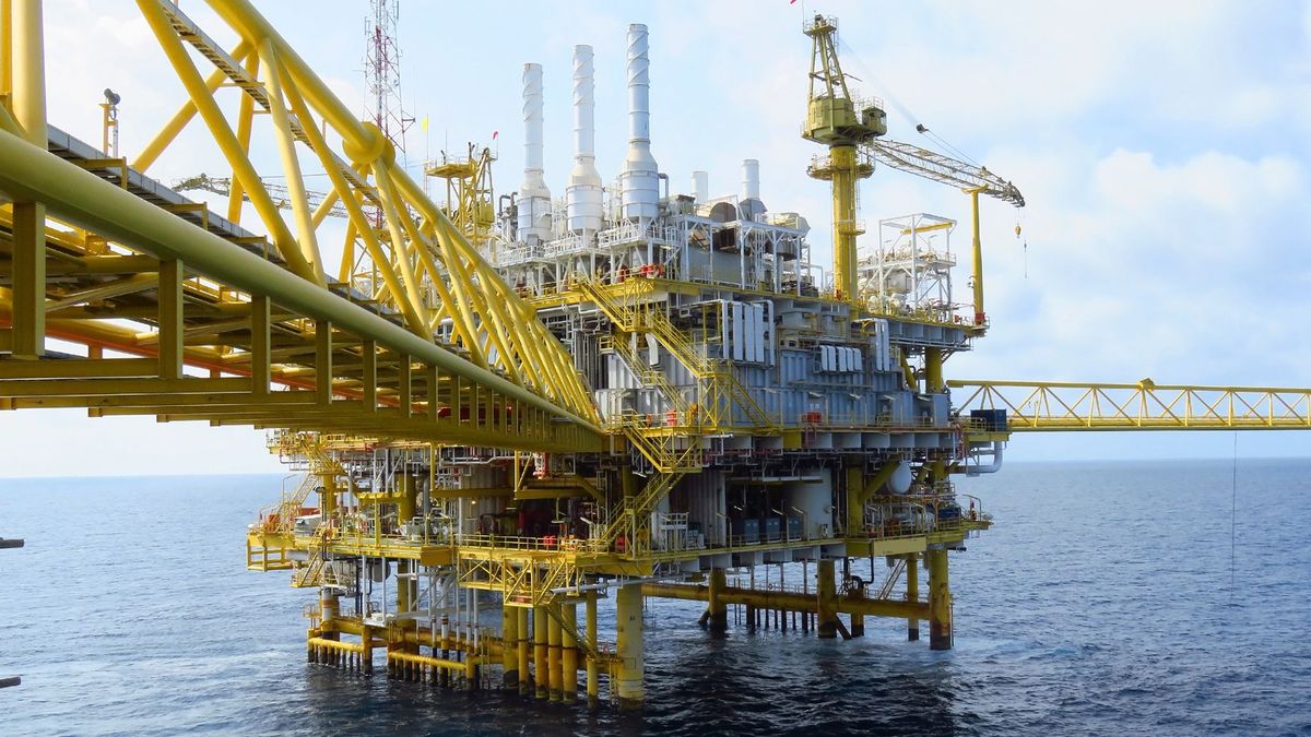 Offshore,Construction,Platform,For,Production,Oil,And,Gas,,Oil,And, Offshore construction platform for production oil and gas, Oil and gas industry and hard work,Production platform and operation process by manual and auto function, oil and rig industry and operation.