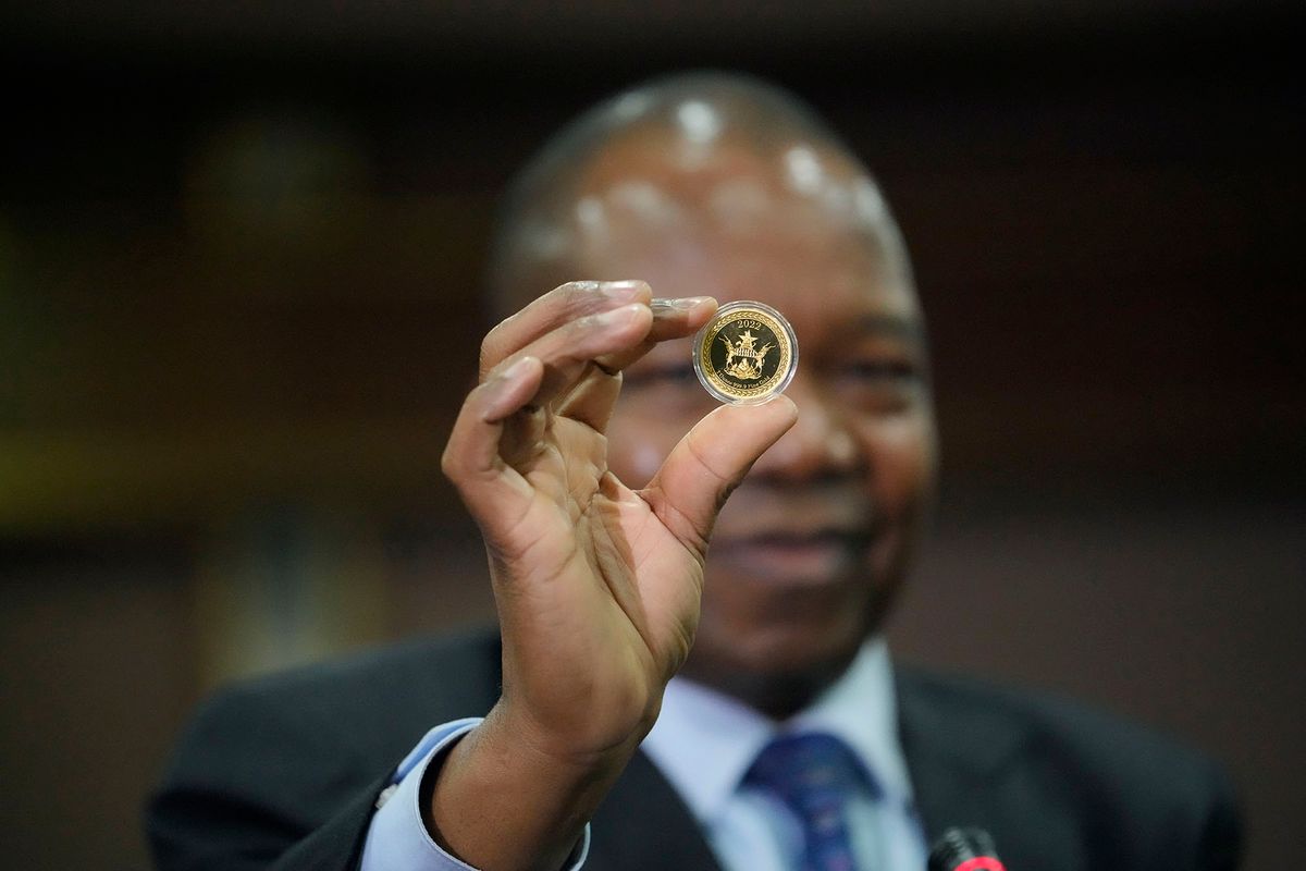 Harare, 2022. július 25.John Mangudya, a zimbabwei jegybank elnöke fizetőeszközként használható aranyérmet mutat be egy hararei sajtótájékoztatón 2022. július 25-én. Mangudya június 27-én jelentette be, hogy a bank nemesfémet hoz forgalomba a száguldó infláció megfékezésére. A 22 karátos aranyból vert érme a Mosi-oa-Tunya nevet kapta, amely a Zambiával határos Victoria-vízesés helyi elnevezése. A bank közlése szerint az érme készpénzre váltható, és kereskedelmi forgalomban is használható. A zimbabwei dollár 2022 eleje óta értékének több mint kétharmadát veszítette az amerikai dollárhoz képest, az éves infláció mértéke 2022. júniusban közel 192 százalékos volt az afrikai országban.MTI/AP/Tsvangirayi Mukwazhi