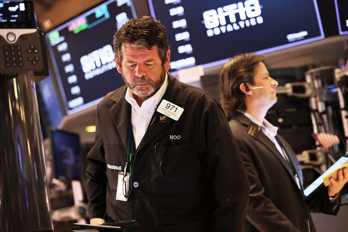 NEW YORK, NEW YORK - JULY 11:  Traders work on the floor of the New York Stock Exchange during morning trading on July 11, 2022 in New York City. Stocks fell during morning trading before the start of earnings season as the market anticipates inflation data due to come out later this week.  (Photo by Michael M. Santiago/Getty Images)