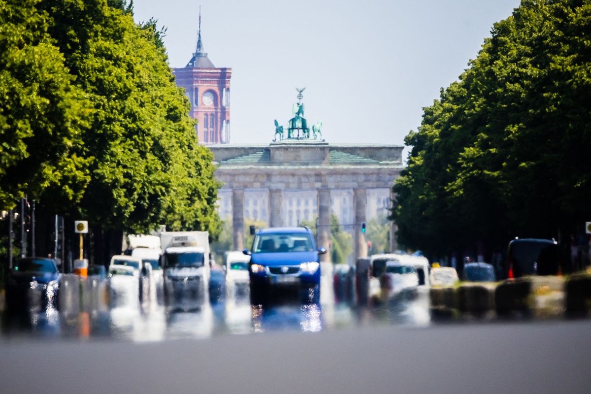 20 July 2022, Berlin: The heat creates a flicker over the Straﬂe des 17. Juni in front of the Brandenburg. Photo: Christoph Soeder/dpa (Photo by Christoph Soeder / DPA / dpa Picture-Alliance via AFP)
