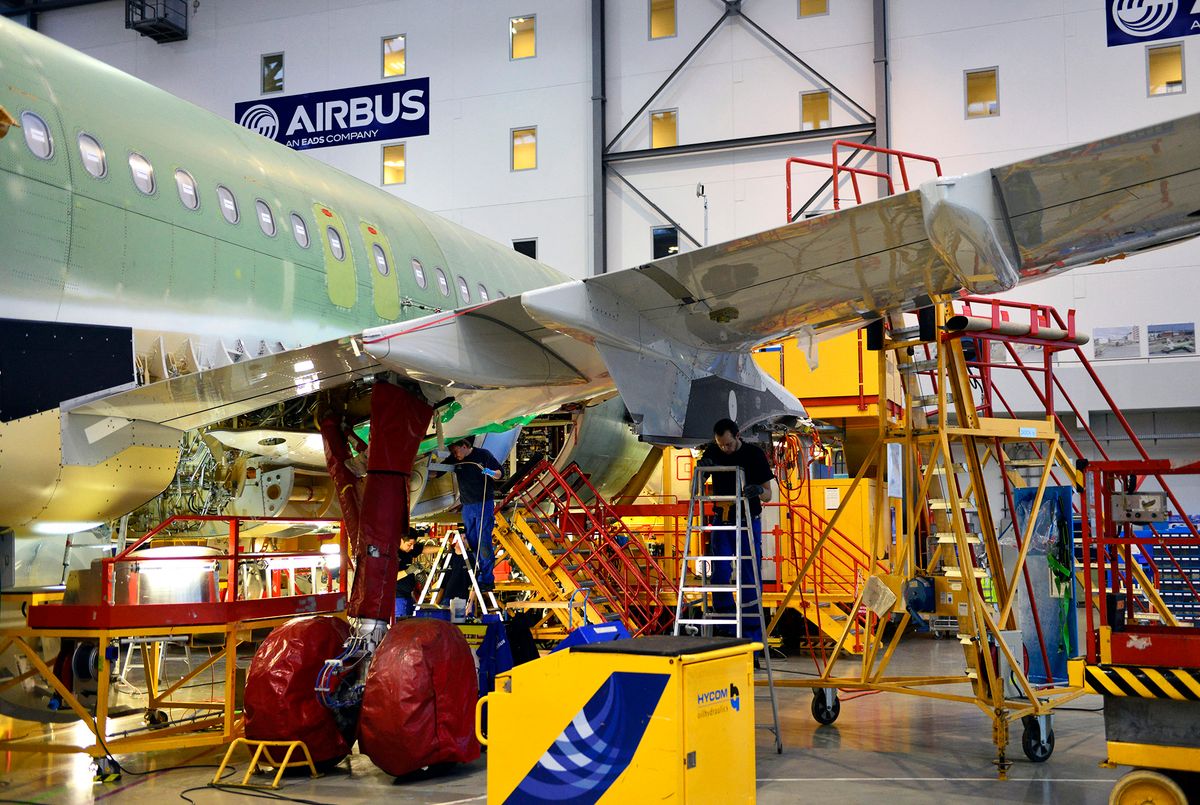 -General view of the final assembly line of the Airbus A320 airplane family at a production hall of Airbus on February 22, 2013 in Hamburg. AFP PHOTO / PATRICK LUX (Photo by PATRICK LUX / AFP)