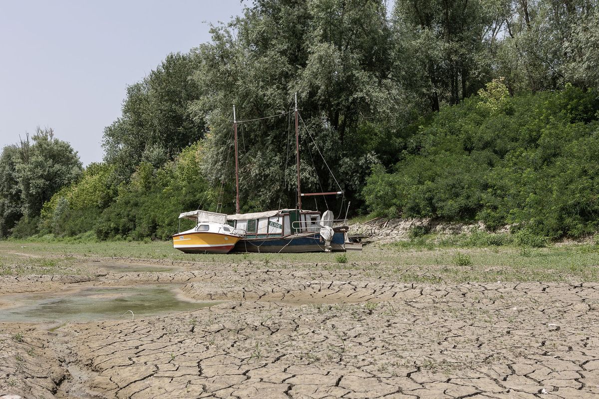 EMILIA ROMAGNA, ITALY - JUNE 27: Boat on the dry bed of a bend in the Po river inside Porto Nautica Torricella in Sissa, in the province of Parma, Italy on June 27, 2022. Andrea Carrubba / Anadolu Agency (Photo by Andrea Carrubba / ANADOLU AGENCY / Anadolu Agency via AFP)