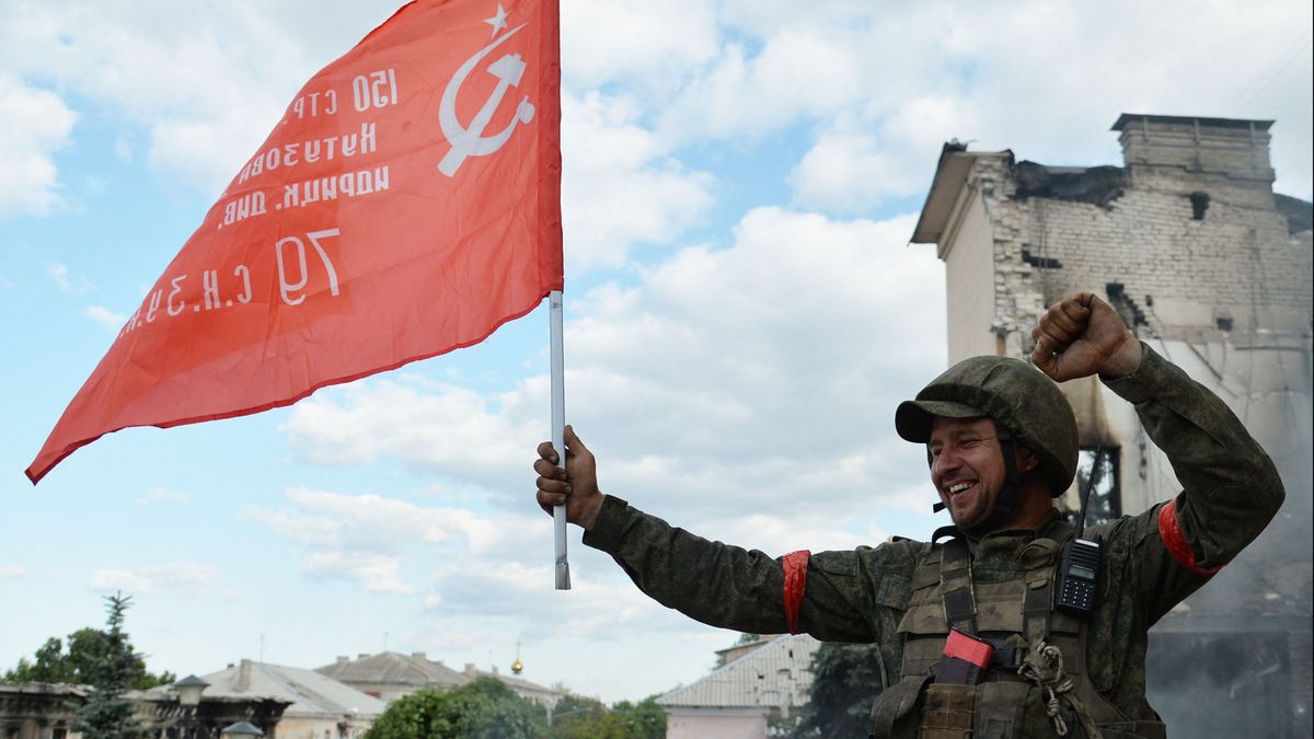 Kitűzték a szovjet győzelmi zászlót Liszicsanszkban 