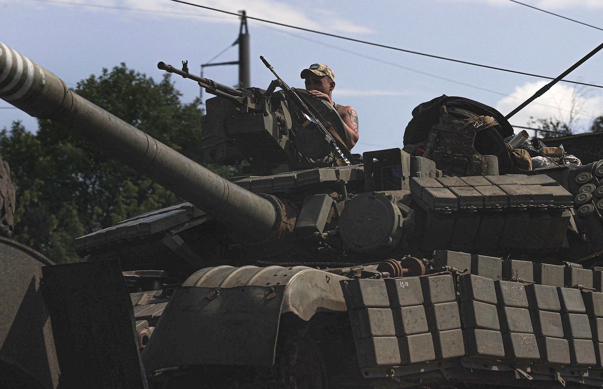 KRAMATORSK, UKRAINE - JULY 17: Ukrainian servicemen drive a tank as Russia-Ukraine war continues in Kramatorsk, Donetsk Oblast, Ukraine on July 17, 2022. Metin Aktas / Anadolu Agency (Photo by Metin Aktas / ANADOLU AGENCY / Anadolu Agency via AFP)