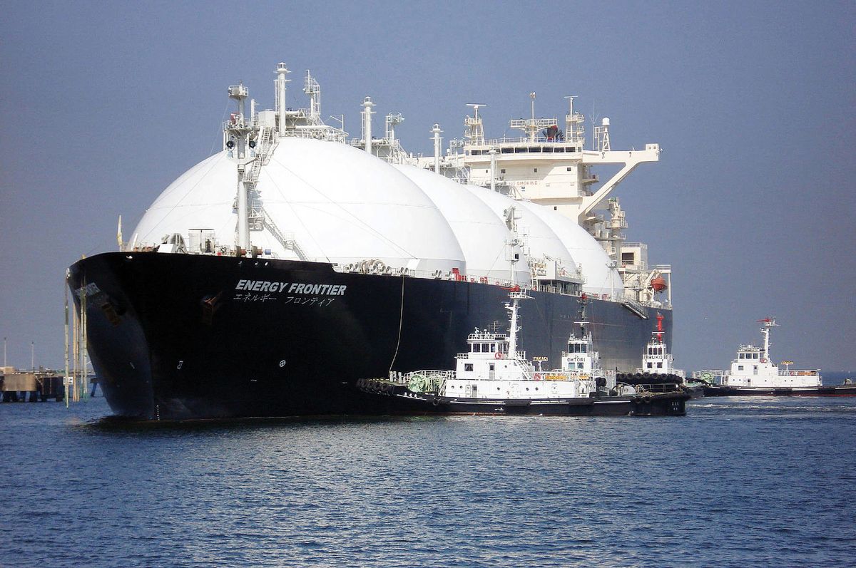 A liquefied natural gas (LNG) tanker arrives at a gas storage station at Sodegaura city in Chiba prefecture, east of Tokyo on April 6, 2009 for the first shipment of LNG from Sakhalin-2 natural gas development project in Sakhalin, Russia.  AFP PHOTO / JIJI PRESS (Photo by JIJI PRESS / AFP) / Japan OUT