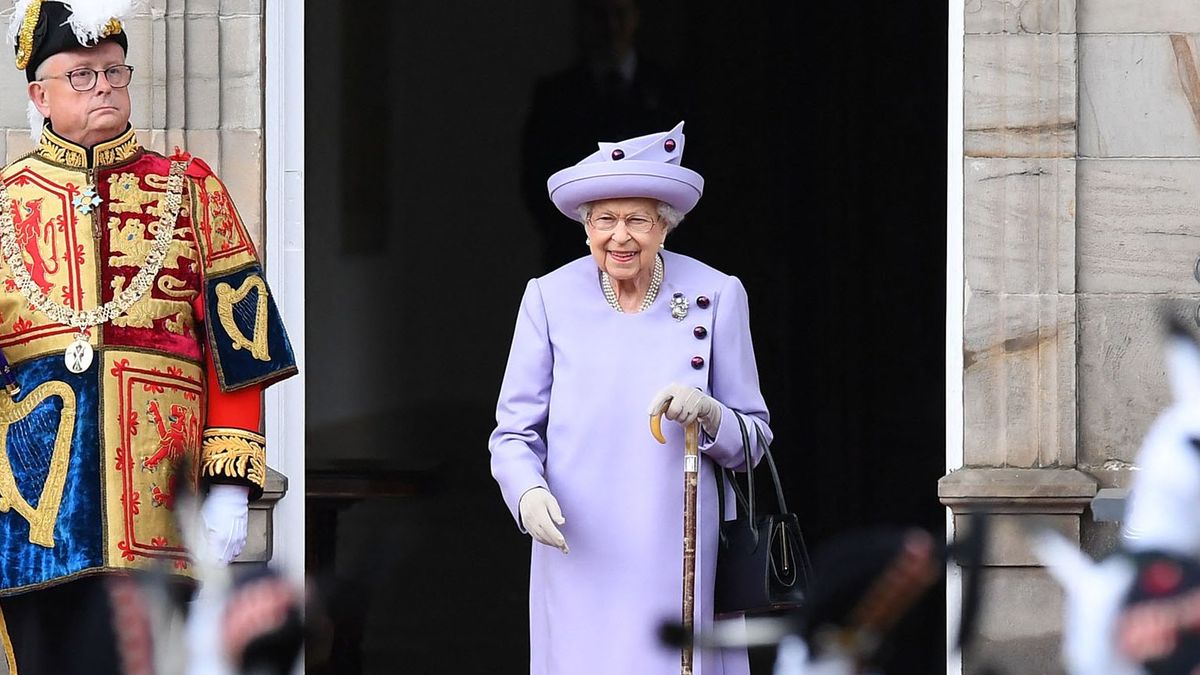 Britain's Queen Elizabeth II (C) attends an Armed Forces Act of Loyalty Parade at the Palace of Holyroodhouse in Edinburgh, Scotland, on June 28, 2022. - Queen Elizabeth II has travelled to Scotland for a week of royal events. (Photo by ANDY BUCHANAN / AFP)