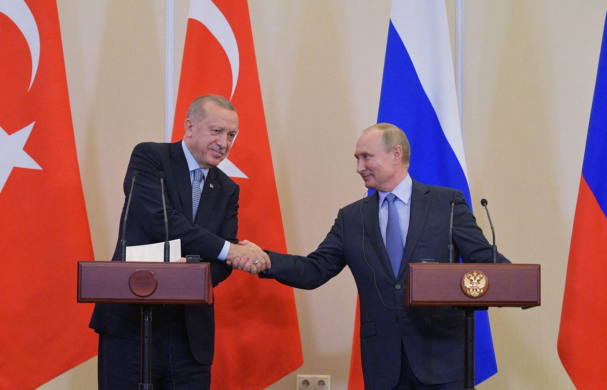 6052019 22.10.2019 Turkish President Recep Tayyip Erdogan and his Russian counterpart Vladimir Putin shake hands during a joint news conference following their meeting at the Bocharov Ruchei state residence in the Black Sea resort of Sochi, Russia. Putin and Erdogan are met to discuss the situation in the northern Syria and Syrian constitutional committee that is due to meet in late October. Alexei Druzhinin / Sputnik (Photo by Alexei Druzhinin / Sputnik / Sputnik via AFP)