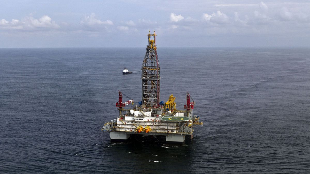 Photo taken on September 17, 2011  shows a Tullow Oil company offshore oil platform off the coasts of the French overseas department of Guiana. Anglo Dutch energy giant Shell announced on September 9, 2011 that it had discovered oil in deep waters around 150 kilometres (90 miles) off the coast of French Guiana following a joint venture drilling project with venture energy partners Total, Tullow and Northpet. AFP PHOTO / JODY AMIET (Photo by Jody AMIET / AFP)