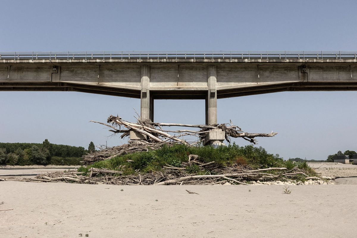 EMILIA ROMAGNA, ITALY - JUNE 27: One of the pylons of the bridge that crosses the river Po in the municipality of Boretto, in the province of Reggio Emilia, Italy on June 27, 2022. The branches and trees found meters from the river bed indicate the level that the river water normally reaches. Andrea Carrubba / Anadolu Agency (Photo by Andrea Carrubba / ANADOLU AGENCY / Anadolu Agency via AFP)