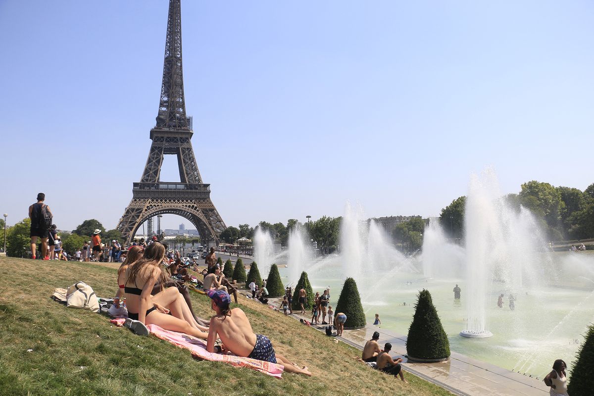 FRANCE - WEATHER - ILLUSTRATION OF THE HEAT WEATHER AT THE TROCADERO