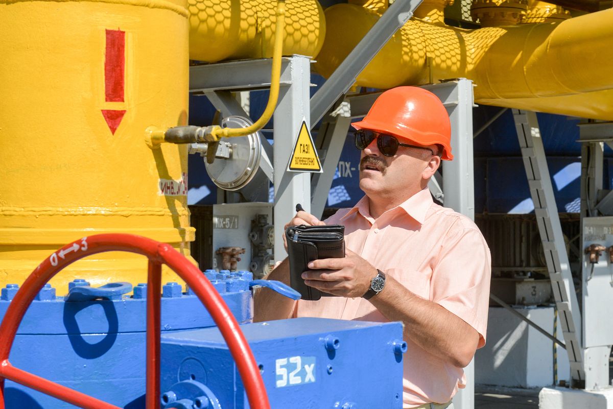 An employee checks meter readings at a compressor station of Ukraine's Naftogaz national oil and gas company near the northeastern Ukrainian city of Kharkiv on August 5, 2014. Russian President Vladimir Putin ordered his government to draft a response to "unacceptable" Western sanctions over Moscow's perceived backing of pro-Kremlin rebels in Ukraine's volatile east. AFP PHOTO/ SERGEY BOBOK (Photo by SERGEY BOBOK / AFP)