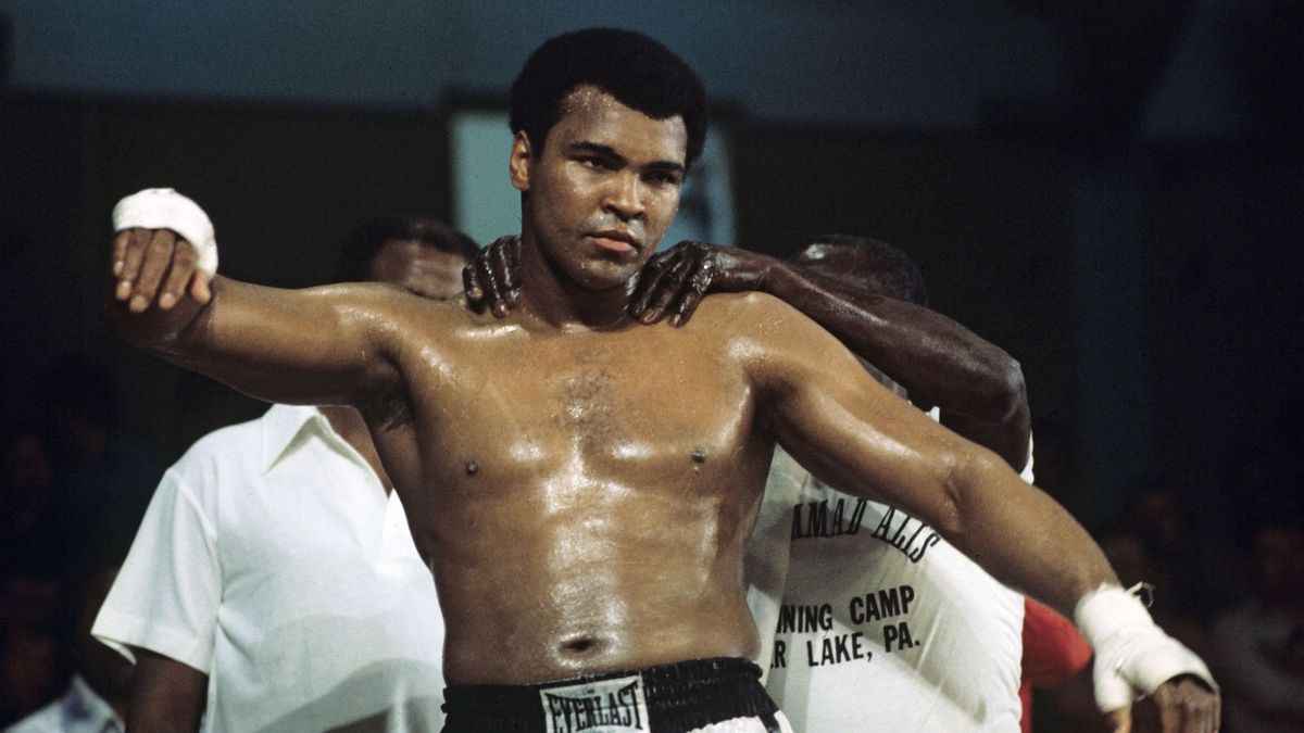 Muhammad Ali is pictured during his training prior to the fight against Richard Dunn in the Olympiahalle at Munich on 25 May 1976. | usage worldwide (Photo by ISTVAN BAJZAT / DPA / dpa Picture-Alliance via AFP)
