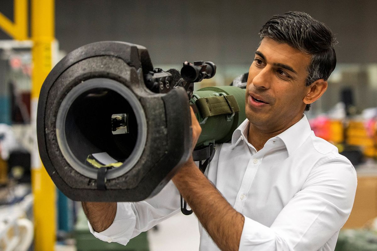Contender to become the country's next Prime minister and leader of the Conservative party Britain's former Chancellor to the Exchequer Rishi Sunak looks at a NLAW anti tank launcher, supplied to Ukraine, as he visits the the Thales Defence System plant in Belfast, on August 17, 2022, as part of his political campaign ahead of the election of September 5, 2022. (Photo by Paul Faith / POOL / AFP)