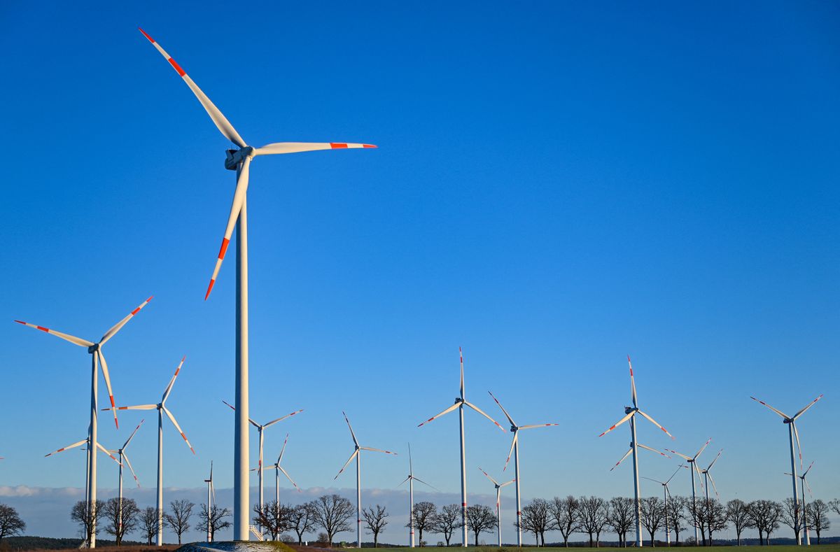 Brandenburg, Sieversdorf: Many wind turbines are located in a wind energy park.