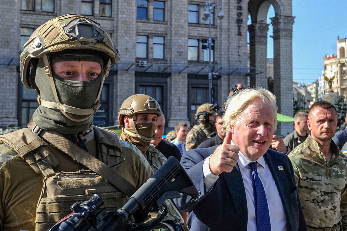 British Prime Minister Boris Johnson (2R) visits Kyiv's "Maidan" Independence Square, that has been turned into an open-air military museum with destroyed Russian military equipment on Ukraine's Independence Day on August 24, 2022, amid Russia's invasion of Ukraine. - British Prime Minister Boris Johnson was in Kyiv on Wednesday, hailing the "strong will of Ukrainians to resist" Russia's invasion, as the nation celebrates its Independence Day and marks the milestone of six months of war. (Photo by Sergei CHUZAVKOV / AFP)