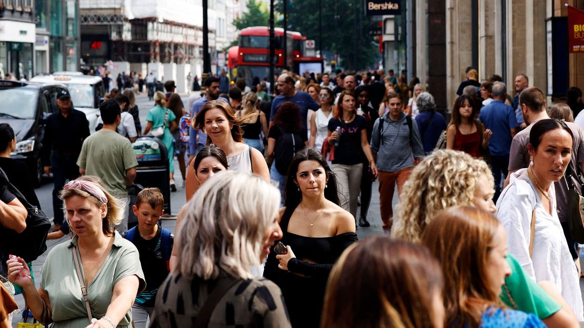Shoppers walk along Oxford Street in central London on August 17, 2022. - British inflation surged to a new 40-year high in July on soaring food prices, official data showed Wednesday, adding to a cost-of-living crisis as the country faces the prospect of recession. (Photo by CARLOS JASSO / AFP)