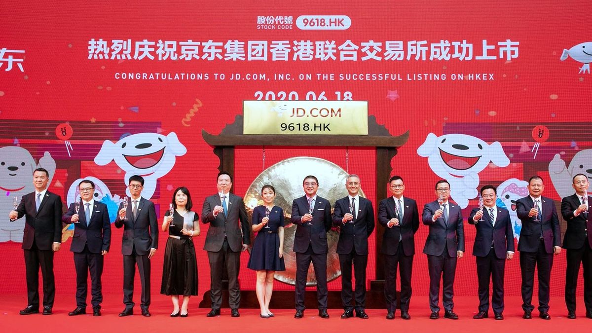 (200618) -- HONG KONG, June 18, 2020 (Xinhua) -- People pose for a group photo to celebrate the listing of JD.com in Hong Kong during a ceremony in Beijing, capital of China, June 18, 2020. JD.com started trading on the Hong Kong market Thursday as the third U.S.-listed Chinese mainland company that completed a secondary listing in Hong Kong.TO GO WITH "JD.com starts trading in Hong Kong" (Xinhua) (Photo by XINHUA / Xinhua via AFP)