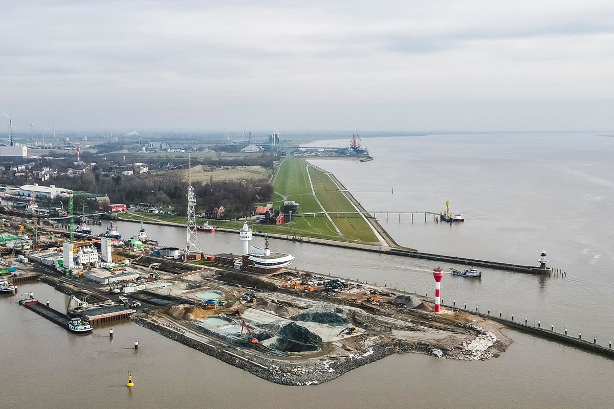 Port of Brunsbüttel, LNG, garmany, német, námetország, 01 March 2022, Schleswig-Holstein, Brunsbüttel: Construction work is being carried out on the lock island in Brunsbüttel. The port on the North Sea is under discussion as a site for a new LNG (liquefied natural gas) terminal. (Aerial photo with drone) Photo: Frank Molter/dpa (Photo by Frank Molter/picture alliance via Getty Images)