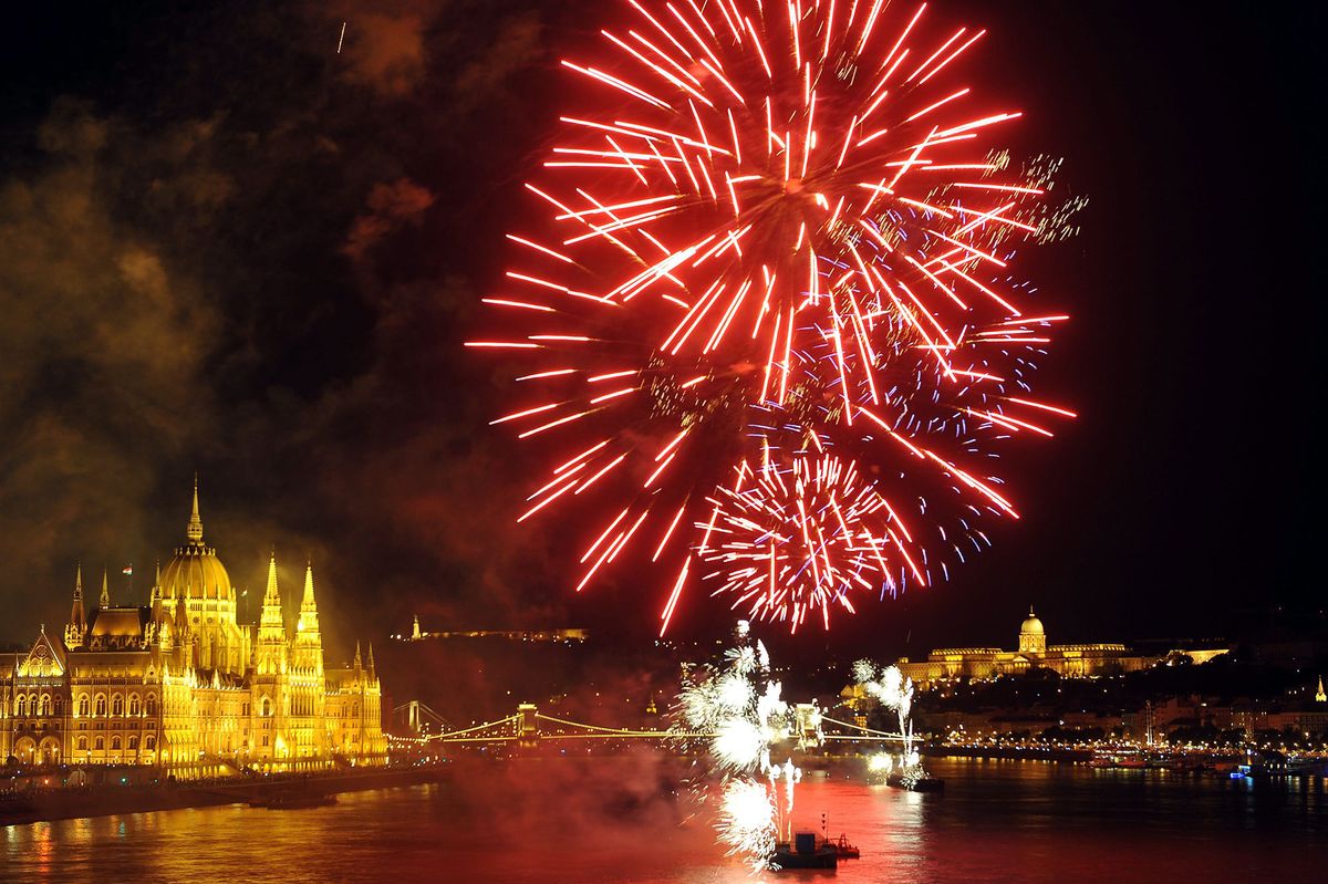 Budapest, 2017. augusztus 20.Ünnepi tűzijáték a Duna felett, a Lánchíd és a Margit híd közötti szakaszon 2017. augusztus 20-án, a nemzeti ünnepen.MTI Fotó: Kovács Attila