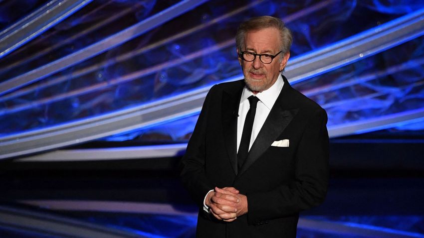Brutális mennyiségű kerozint égetett el Steven Spielberg június óta