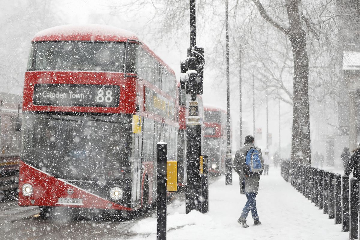 A blizzard hits central London as temperatures remain below freezing on February 28, 2018. - Europe remained Wednesday gripped by a blast of Siberian weather which has killed at least 24 people and carpeted palm-lined Mediterranean beaches in snow. (Photo by Tolga AKMEN / AFP)