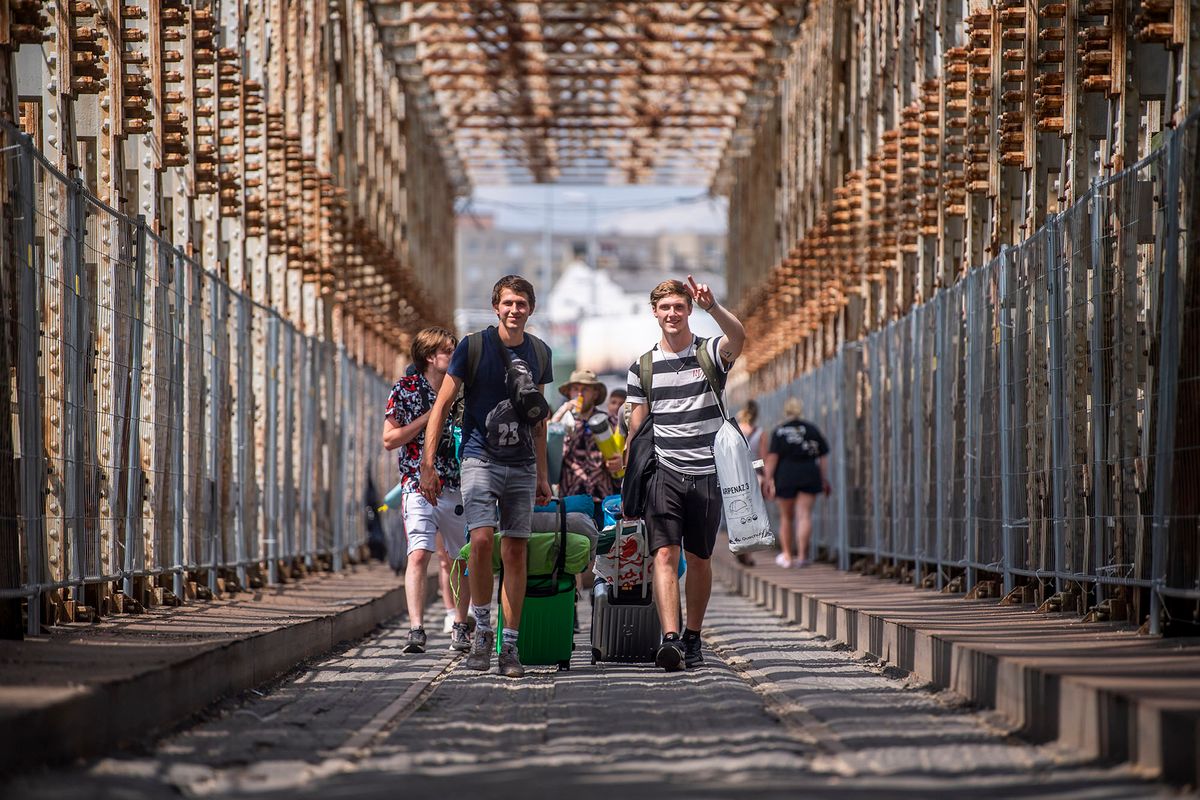 Budapest, 2022. augusztus 9.A 28. Sziget fesztiválra tartó fiatalok érkeznek a K-hídon az óbudai Hajógyári-szigetre 2022. augusztus 9-én. Az idei fesztivált augusztus 10. és 15. között rendezik meg.MTI/Balogh Zoltán