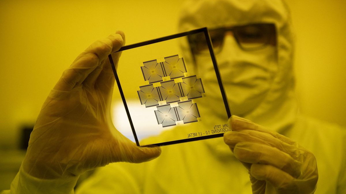 An employee works in the chip manufacturing process at a clean room of the Barcelona Institute for Microelectronics (IMB-CNM) in Bellaterra, near Barcelona, on March 3, 2022. The Institute of Microelectronics of Barcelona (IMB-CNM) is the largest institute in Spain dedicated to the research and development of Micro and Nano Technology (MNTs) and microsystems, and with unique capacities of silicon semiconductor technology. It belongs to the Spanish National Research Council (CSIC) since its foundation in 1985.
Josep LAGO / AFP