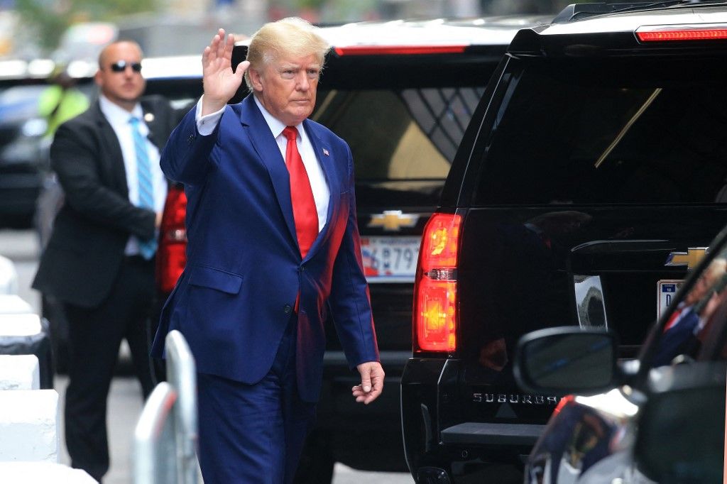 (FILES) In this file photo taken on August 10, 2022 former US President Donald Trump waves while walking to a vehicle in New York City. - If you think you've seen this movie before, it's because you have -- except the second time will be even more nerve-racking. Yes, world: get ready for Biden vs Trump 2. That's a potential takeaway from the scandal embroiling Donald Trump over his alleged hoarding of secret government documents almost two years after losing reelection to Joe Biden. (Photo by STRINGER / AFP)