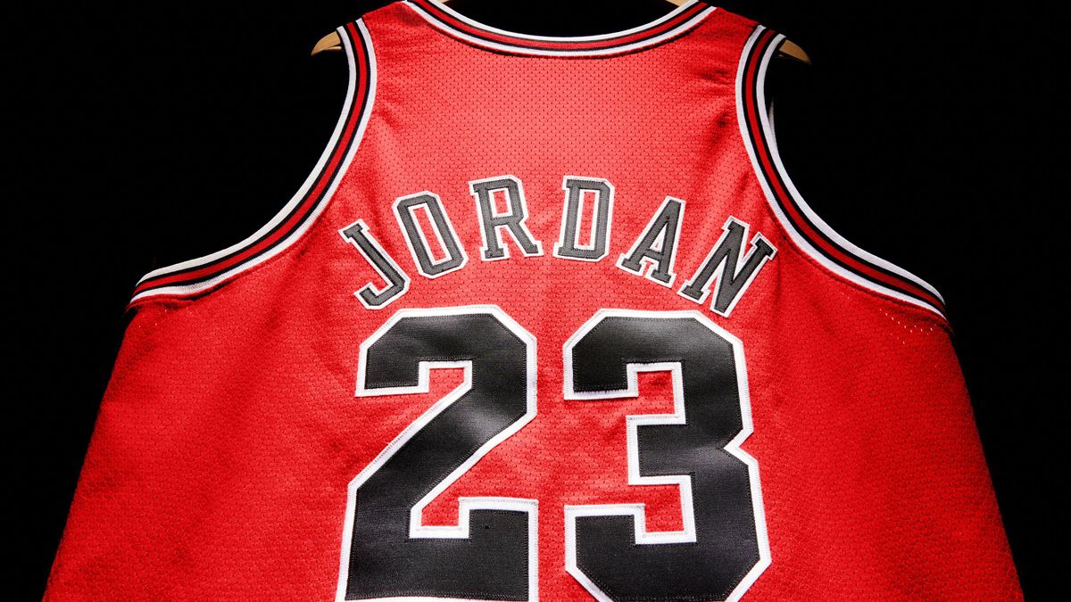 Elárverezik Michael Jordan utolsó chicagói mezét 