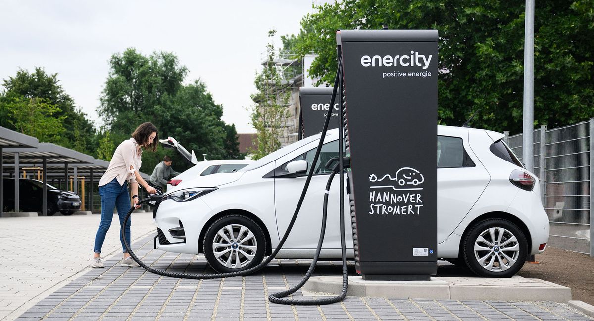 01 July 2022, Lower Saxony, Hanover: An Enercity employee stands with a charging cable for a Renault Zoe electric car at a fast-charging point in a new charging park (posed scene during photo opportunity). The regional utility Enercity is opening a charging park for electric cars in the List district of Hanover. Residents have access to 84 charging points with 22 kW output and six fast charging points with a maximum output of 150 kW each. 60 charging points have already been leased for 30 years. Photo: Julian Stratenschulte/dpa (Photo by JULIAN STRATENSCHULTE / DPA / dpa Picture-Alliance via AFP)