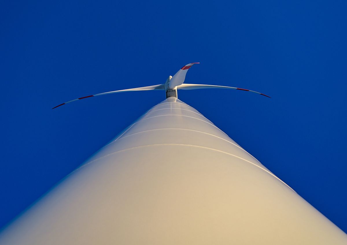 21 January 2022, Brandenburg, Sieversdorf: Many wind turbines are located in a wind energy park