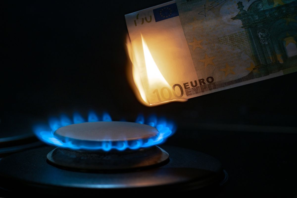 100,Euro,Banknote,On,A,Gas,Burner.,The,Concept,Of