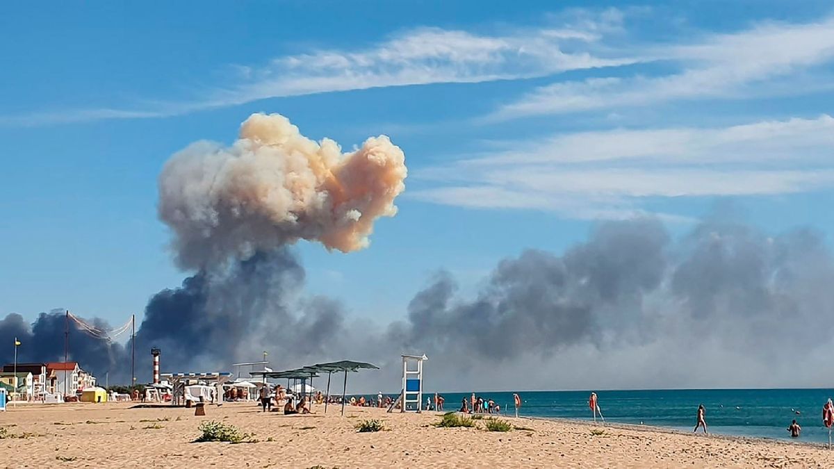 Szaki, 2022. augusztus 10.A szaki tengerparton készített képen füst gomolyog 2022. augusztus 9-én, miután robbanássorozat történt egy repülőgéplőszert tároló raktárban, az Ukrajnától Oroszországhoz elcsatolt Krímben, a Novofjodorovka melletti repülőtéren.MTI/AP/UGC