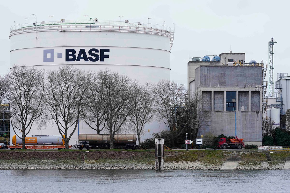 Chemical company BASF presents annual figures for 2021