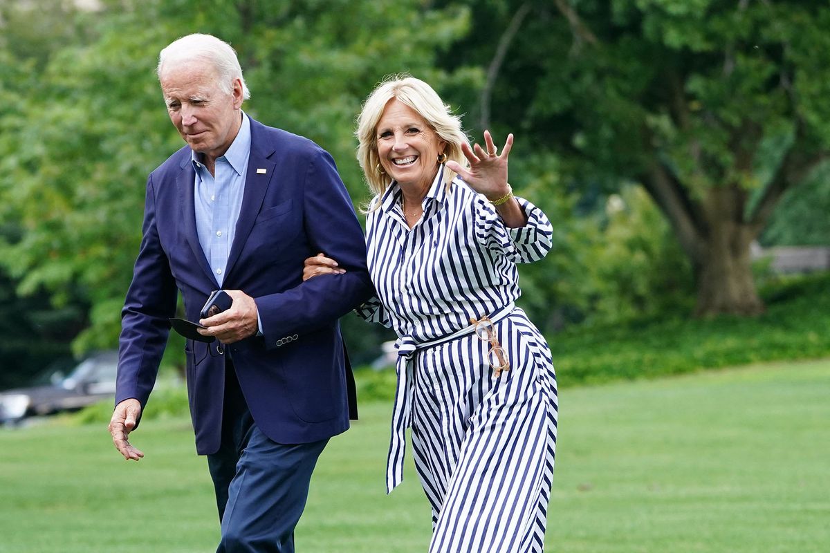 US President Joe Biden and US First Lady Jill Biden walk on the South Lawn upon returning to the White House in Washington, DC, on August 8, 2022. - US President Joe Biden and US First Lady Jill Biden travelled to Eastern Kentucky on Monday to meet with families impacted by the deadly flooding. (Photo by MANDEL NGAN / AFP)